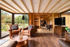 a living room with a flat screen tv and furniture at 6 Bed in Alkham oc-p34791 in Swingfield
