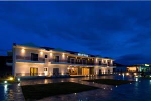 Výhled na řeku, která protéká v blízkosti hotelu