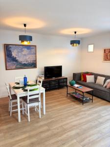 a living room with a table and a couch at Soñar en la Plaza Cervantes 2 in Alcalá de Henares