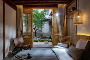 a living room with a door open to a garden at 心墅 空间 in Dali