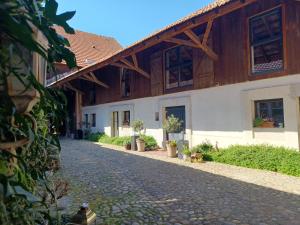 a cobblestone street in front of a building at Coté Cour Bischwihr Colmar 2 in Bischwihr