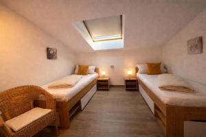 two twin beds in a room with two lamps at Apartment Fischer in Tarrenz