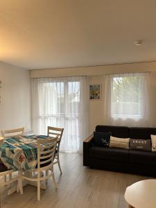 a living room with a table and a couch at Topette Les Mouettes in Quiberon