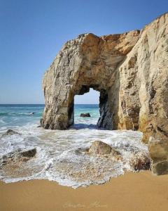 an arch in a rock formation on the beach at Topette Les Mouettes in Quiberon