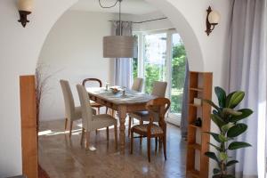 ein Esszimmer mit einem Holztisch und Stühlen in der Unterkunft Villa Stein in Stein an der Traun