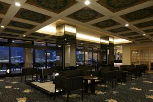富士河口湖温泉湖南庄酒店餐厅或其他用餐的地方