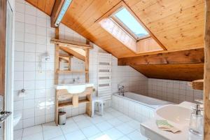 a bathroom with a sink and a bath tub at L'Ecrin des Anges in Vacheresse