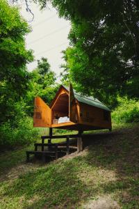 a smalltiny house sitting on a table in a field at Agronidi Baladin StarsBox in Piozzo