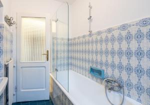 a bathroom with a tub and a sink and a door at Casa di Montagna tranquilla e spaziosa in Serina +7 photos