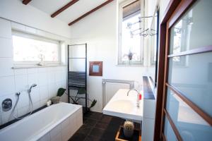 ein Badezimmer mit Badewanne und Waschbecken in der Unterkunft Villa Stein in Stein an der Traun