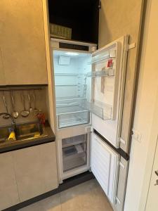 ein leerer Kühlschrank mit offener Tür in einer Küche in der Unterkunft Domus Sofia in Ercolano