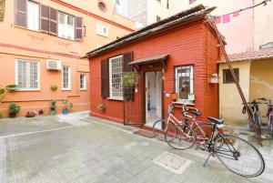 una bicicleta estacionada frente a un edificio rojo en Urban Chic Studio - by BRAVE, en Roma