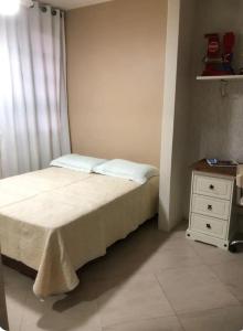 a small bedroom with a bed and a nightstand at Rick estadia in São Gabriel