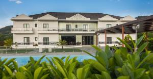 Bazén v ubytování Giotis Boutique Hotel nebo v jeho okolí
