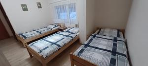two bunk beds in a room with a window at Agroturystyka za lasem in Kiekrz