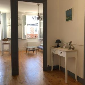 a mirror in a room with a desk and a window at Centre ville 38 Maréchaux in Saint-Jean-dʼAngély
