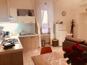 a kitchen and living room with a sink and a refrigerator at Appartamento Annurca in Naples
