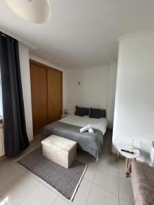 a bedroom with a bed and a table and a couch at Apartamento cerca de la playa 8 in Vigo