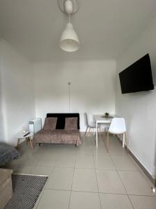 a white living room with a bed and a table at Apartamento cerca de la playa 8 in Vigo