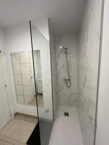 a shower with a glass door in a bathroom at Apartamento cerca de la playa 8 in Vigo