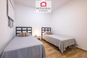two beds sitting next to each other in a room at Apartament Marea Baixa in Palamós