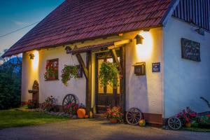 ein weißes Gebäude mit Blumen davor in der Unterkunft Holiday Home Gorski Lazi in Tršće