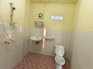 a bathroom with a toilet and a sink at Sivilay Guesthouse in Vang Vieng