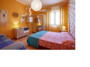 una camera d'albergo con due letti e una finestra di I Tetti Di Sassari B&B a Sassari