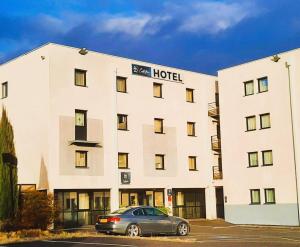 une voiture garée devant un hôtel dans l'établissement Fasthôtel Clermont sud, à Aubière
