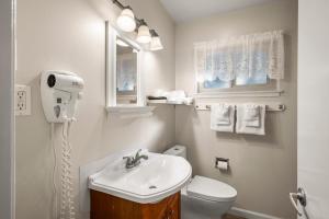 a white bathroom with a sink and a toilet at Arnold Meadowmont Lodge in Arnold