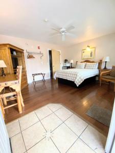 a bedroom with a bed and a table and a desk at Arnold Meadowmont Lodge in Arnold