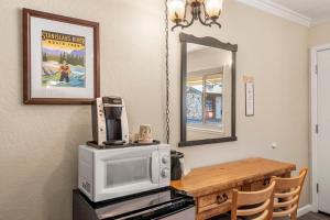 a dining room table with a microwave and a mirror at Arnold Meadowmont Lodge in Arnold