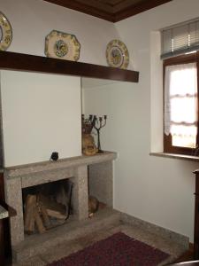 ソアジョにあるCasa de RioBomのリビングルーム(暖炉、壁に2皿付)