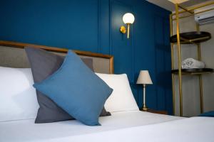 a blue bedroom with a bed with a blue wall at Priede Hotel Boutique in Puebla