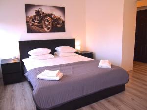 sypialnia z dużym łóżkiem i dwoma ręcznikami na nim w obiekcie Royal Way Snug - Old Town w Warszawie