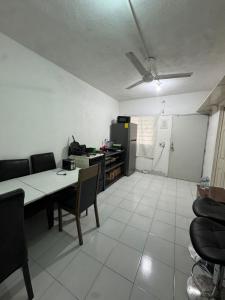 a living room with a table and a kitchen at Comfortable apartment in downtown Reynosa in Reynosa
