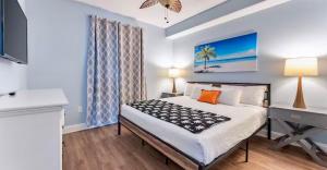 a bedroom with a bed and a desk at Blue Heron Resort in Orlando +73 photos