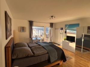 a bedroom with a bed and a view of the ocean at Panorama-Haus Appartment PFÄNDER - Bergblick, Badezimmer, Kitchenette, eigene Sonnenterrasse in Wangen im Allgäu
