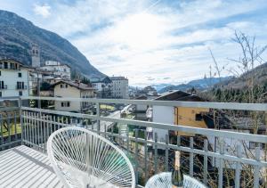 a balcony with chairs and a view of a city at Mountain Paradise - Luminoso e ampio con vista in Serina