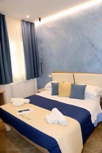 two beds sitting next to each other in a room at Nastanza D'arte in Mazara del Vallo