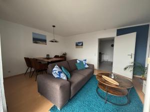 a living room with a couch and a table at Panorama-Haus Ferienwohnung SÄNTIS - Schlafzimmer, Wohnzimmer, Küche, Bad, Sonnenterrasse mit Bergblick im Garten in Wangen im Allgäu