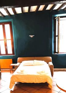 a bed in a room with a green wall at Va Pensiero Cuore di Parma in Parma