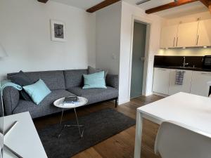 a living room with a couch and a table at Lütthüs Blankenese in Hamburg