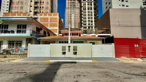 an empty street in a city with tall buildings at Chalé 02 centro de itapema in Itapema