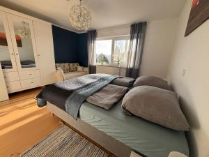 a bedroom with a large bed in a room at Panorama-Haus Ferienwohnung SÄNTIS - Schlafzimmer, Wohnzimmer, Küche, Bad, Sonnenterrasse mit Bergblick im Garten in Wangen im Allgäu