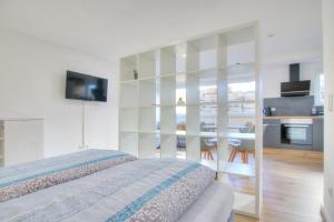 a bedroom with a bed and a table with chairs at Modernes Wohlfühl-Apartment mit Glasfaser-WLAN, Parkplatz in der Nähe & Küche in Bad Wimpfen in Bad Wimpfen