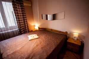 een kleine slaapkamer met een bed en een raam bij Deák design apartment in Boedapest