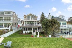 a large house with a lawn in front of it at Pine Creek Beach House in Fairfield