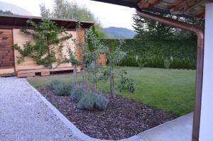 Ein Garten an der Unterkunft Tiroler Blockhaus