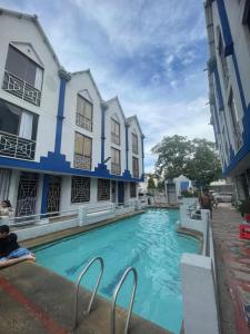 a large swimming pool in front of a building at Casa del Prado in Santa Marta
